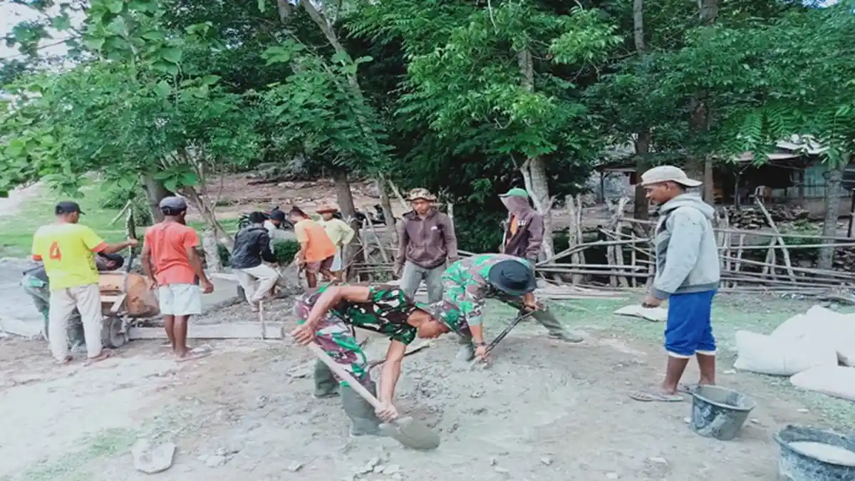 Prajurit Satgas Pamtas RI-RDTL Yonif 743/PSY Gotong royong Bangun Jalan