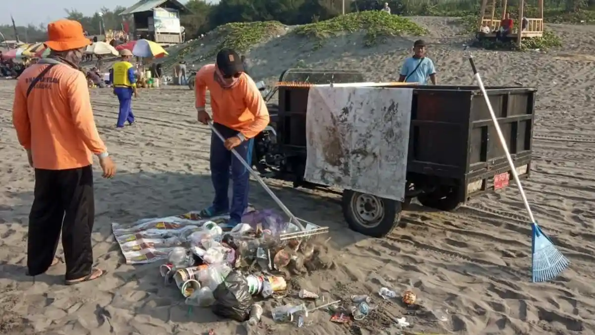 Sampah Wisata di Pantai Parangtritis Capai 15 Ton