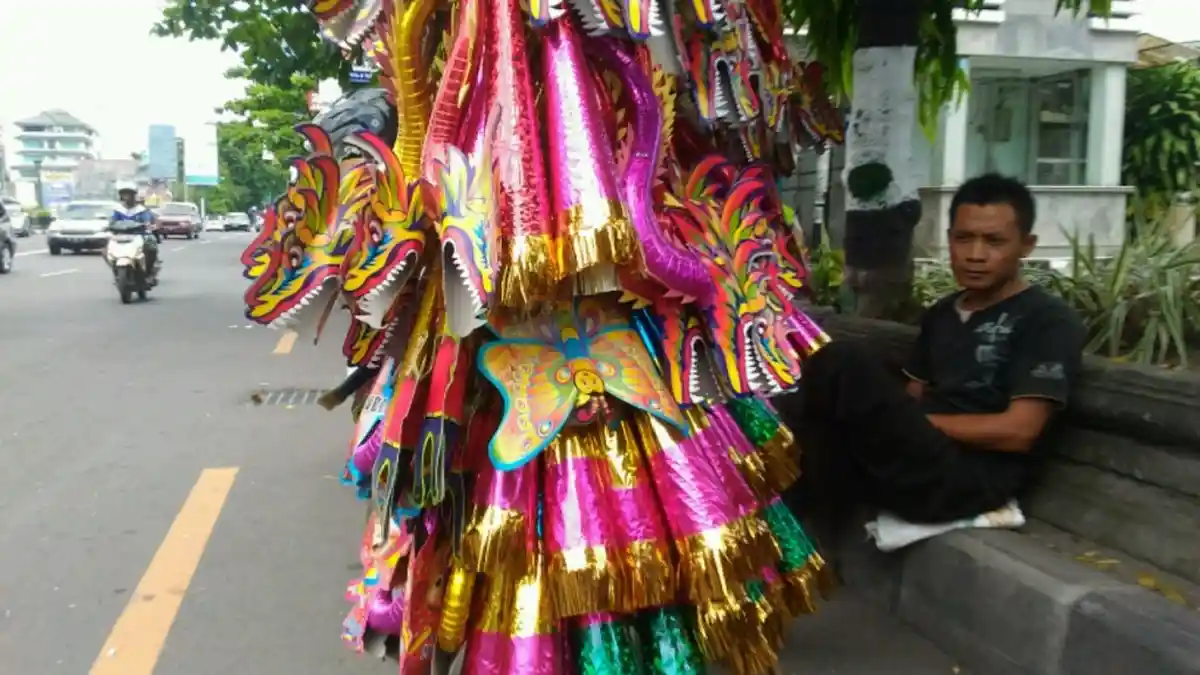 Penjual Terompet di Yogyakarta Sepi Pembeli