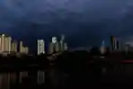 Awan Hitam Menyelimuti Langit Jakarta