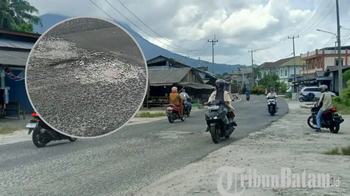 Jalan HR Soebrantas di Natuna Berlubang Ancam Pengendara, Warga Tutup Pakai Pasir dan Batu
