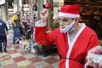 Seorang-pria-berpakaian-sebagai-Saint-Nicholas-Bapa-Natal-atau-Sinterklas.jpg