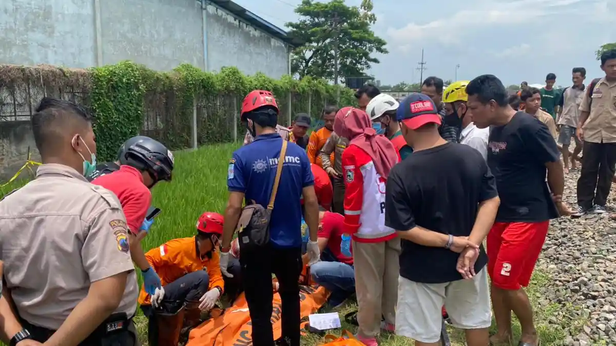 Pengendara Motor Tewas Terserempet Kereta di Perlintasan Tak Berpalang