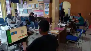Suasana-warga-yang-sedang-antre-di-Disdukcapil-Ciamis-saat-libur-nasional.jpg