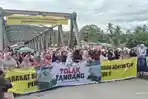warga-Beutong-demo-tolak-izin-tambang-di-jembatan.jpg