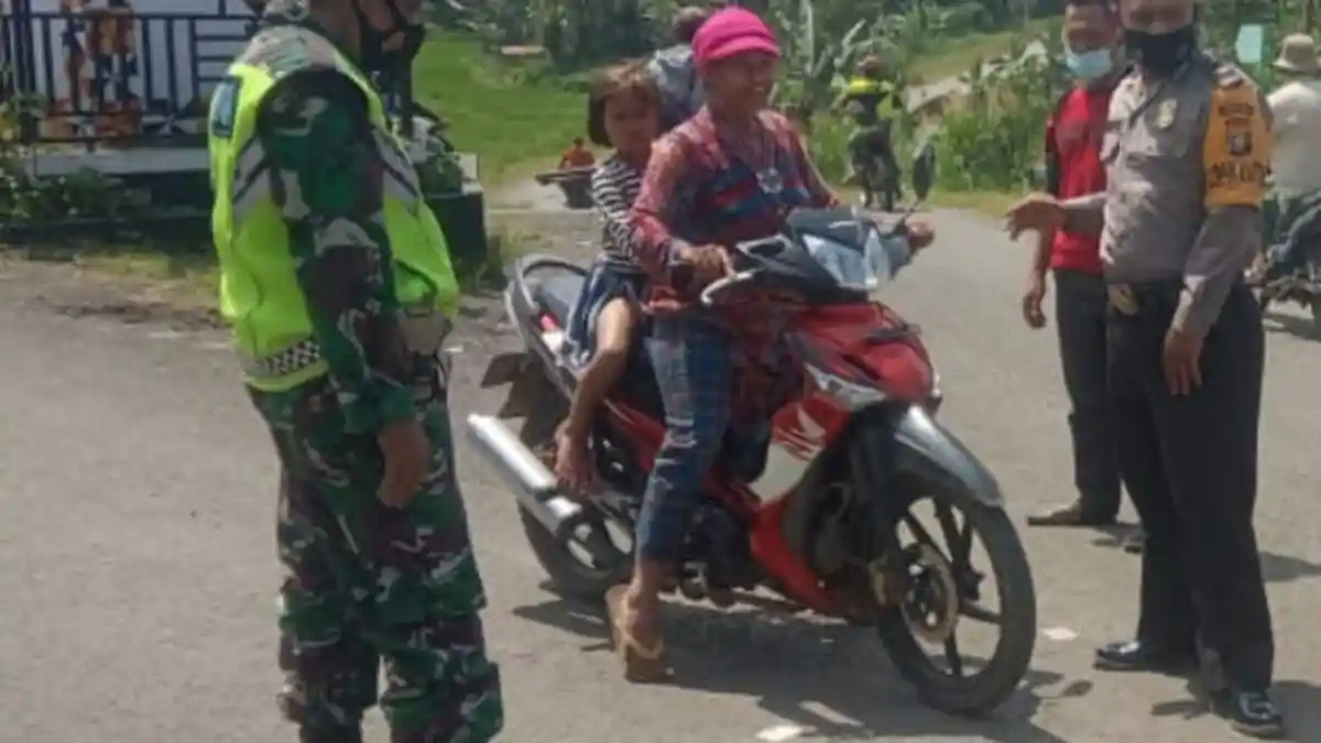 Anggota TNI di Lampung Barat Konsisten Pantau Posko PPKM Mikro