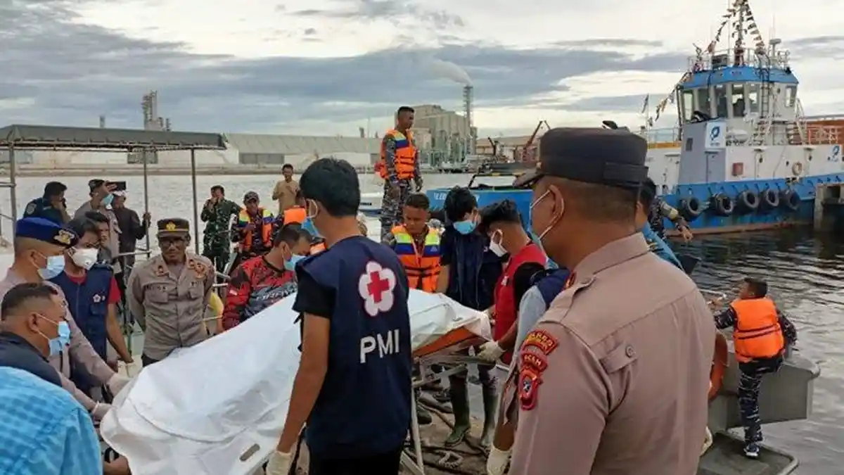 Penemuan Mayat Pria Tanpa Identitas Mengapung di Pelabuhan Krueng Geukueh