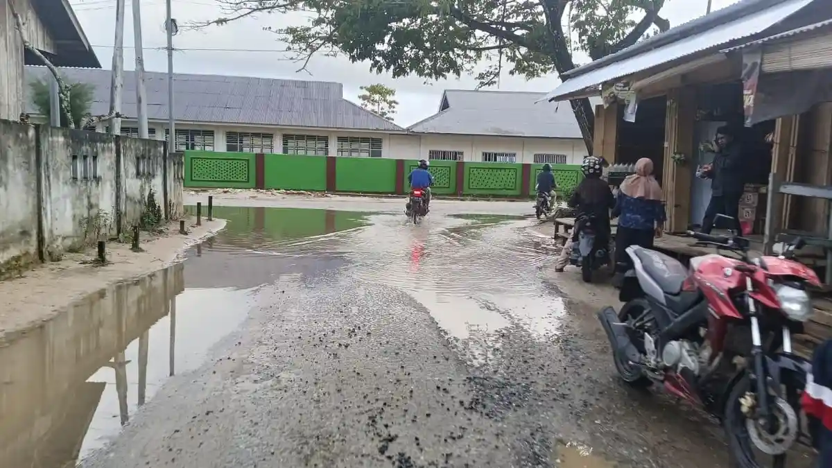 Masalah Klasik, Genangan Air Pasca Hujan Tutup Sebagian Jalan di Taliabu