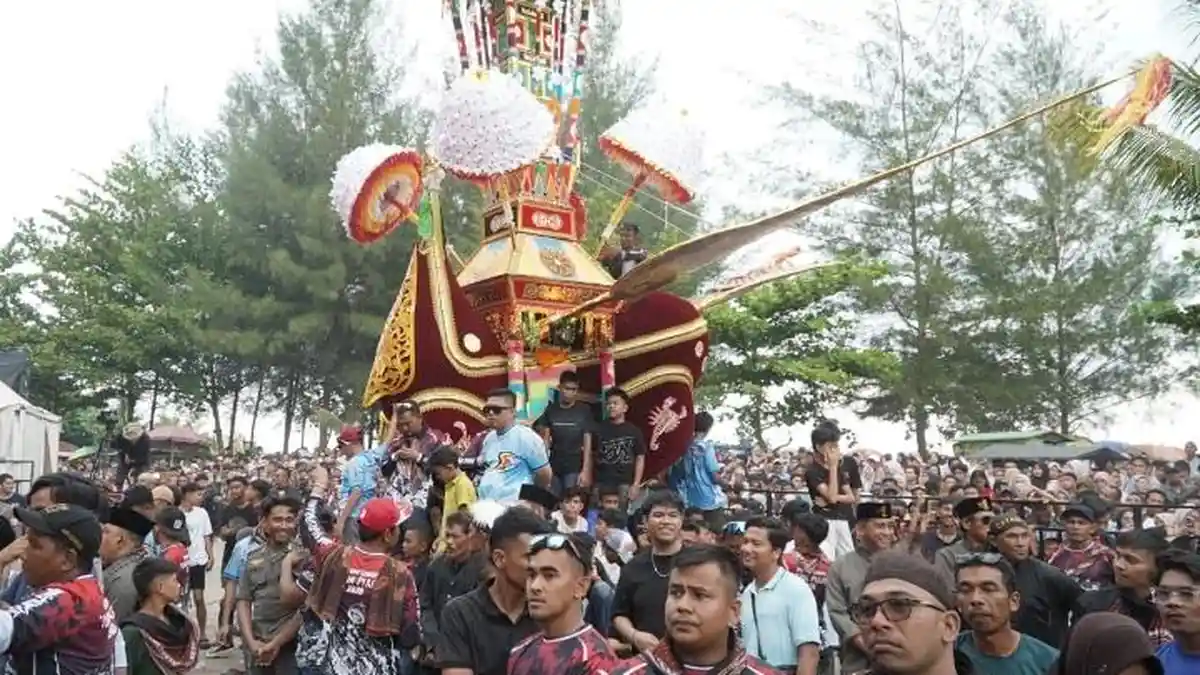 Kadis Kominfo Hadiri Perhelatan Hoyak Tabuik di Pantai Gandoriah - Tribunjambi.com
