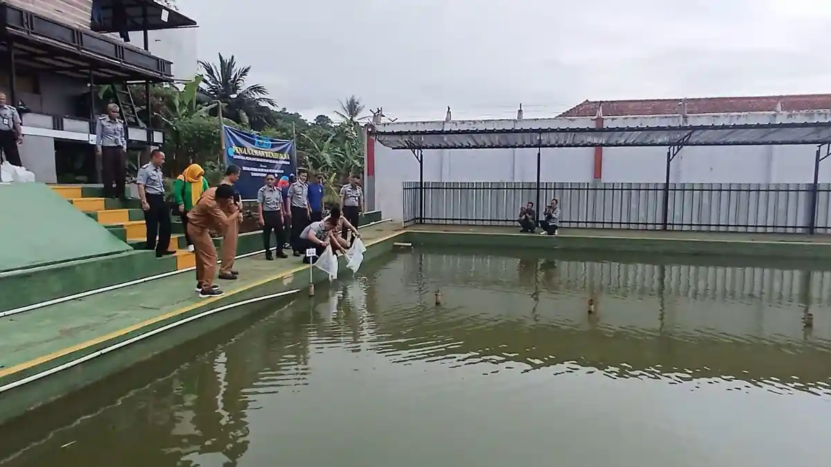Lapas Kuningan Bareng Dinas Perikanan Tebar Benih Ikan, Kalapas : Bentuk Dukungan Program Presiden