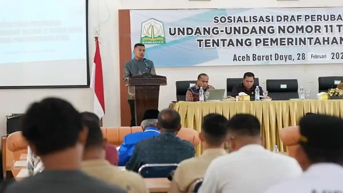 Wakil Ketua DPRA Buka Sosialisasi Draf Revisi UUPA di Abdya