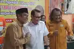 Mantan-Bupati-Nganjuk-Taufiqurrahman-berpeci-dan-Novi-Rahman-Hidayat-kemeja-putih.jpg