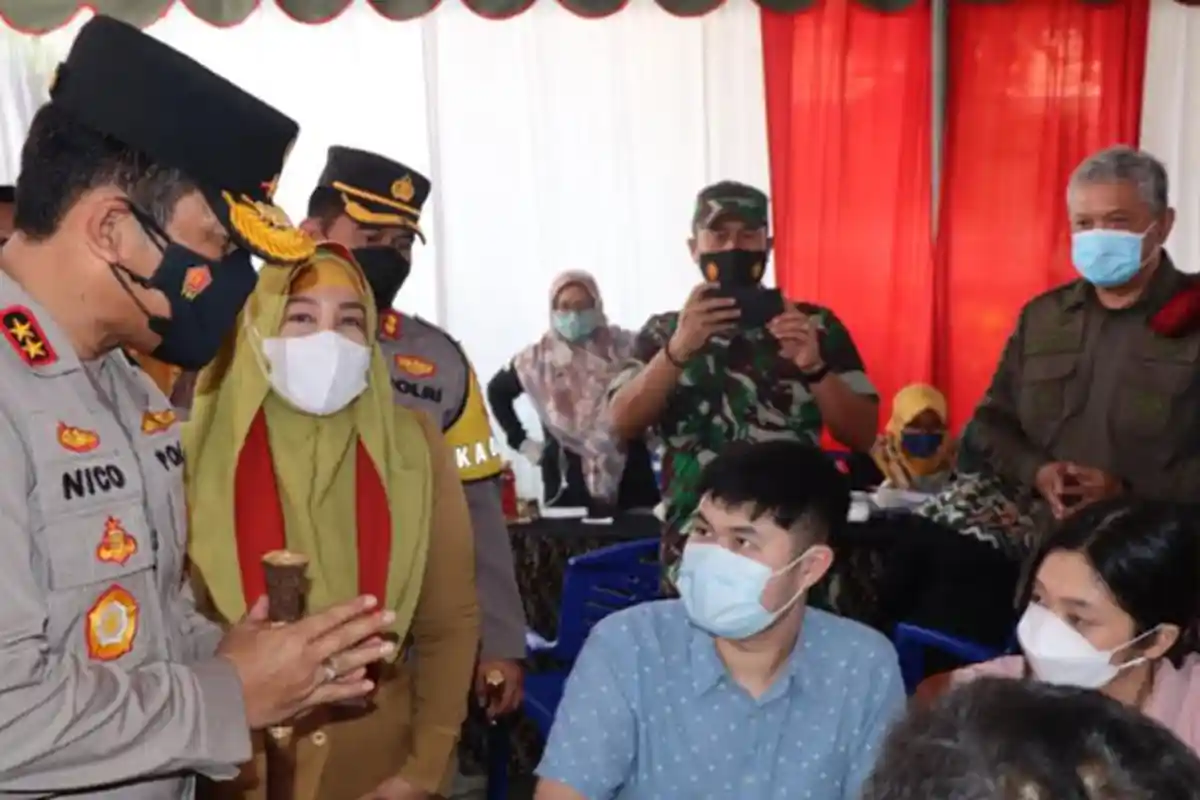 Jelang Ramadan, Kapolda Jawa Timur Geber Vaksinasi Warga di Gresik