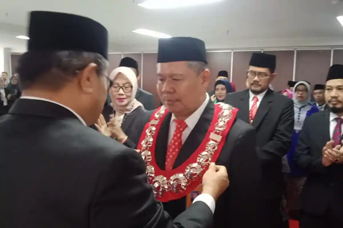 Target Jadi Kampus PTN BH, Rektor UNM Prof Husain Syam Rotasi Pejabat, 43 Pejabat Lama dan 2 Dekan - rektor-unm-prof-husain-syam-melantik-45-pejabat-dirotasi.jpg