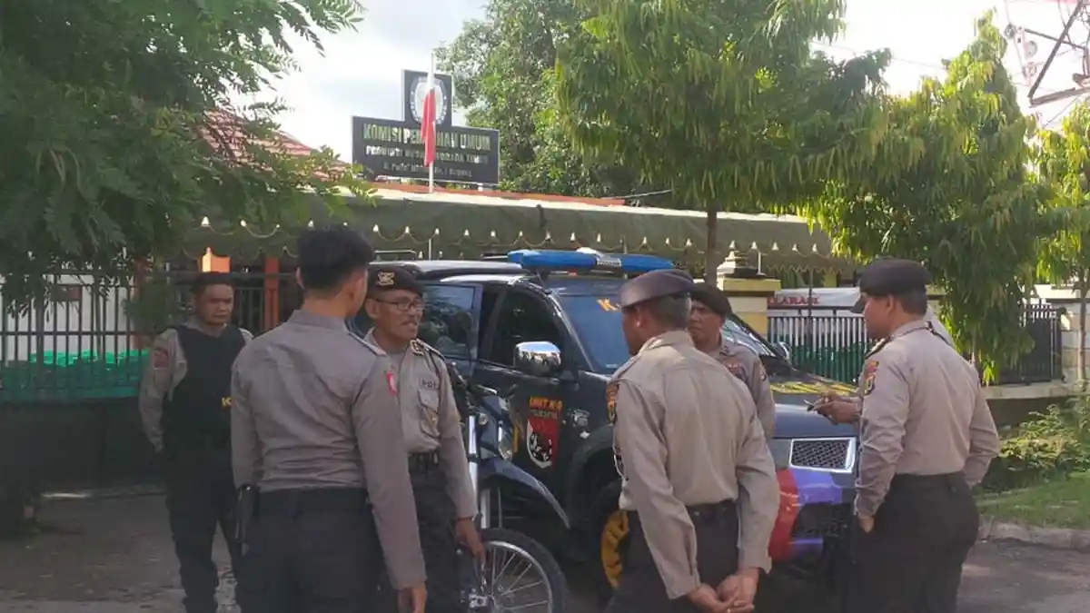 Bendera Merah Putih di KPU NTT Dipasang Terbalik