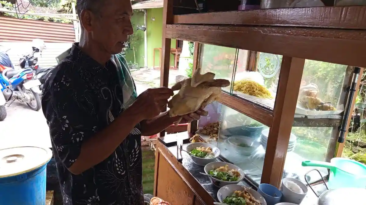 Mencicipi Bakso Daging Ayam Kampung Legendaris Pak Kino Muntilan Magelang