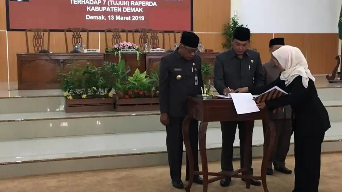 Rapat Paripurna DPRD Kabupaten Demak Setujui 7 Raperda Menjadi Perda