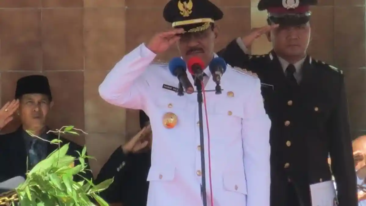 Begini Cara Bupati Belitung Memberi Hormat Saat Upacara HUT RI ke 70