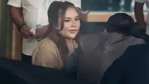 TERSANKGA-Lisa-Mariana-Dijemput-Paksa-Polisi-Terungkap-Sosok-F-Pemeran-Pria-di-Kasus-Video-Asusila.jpg