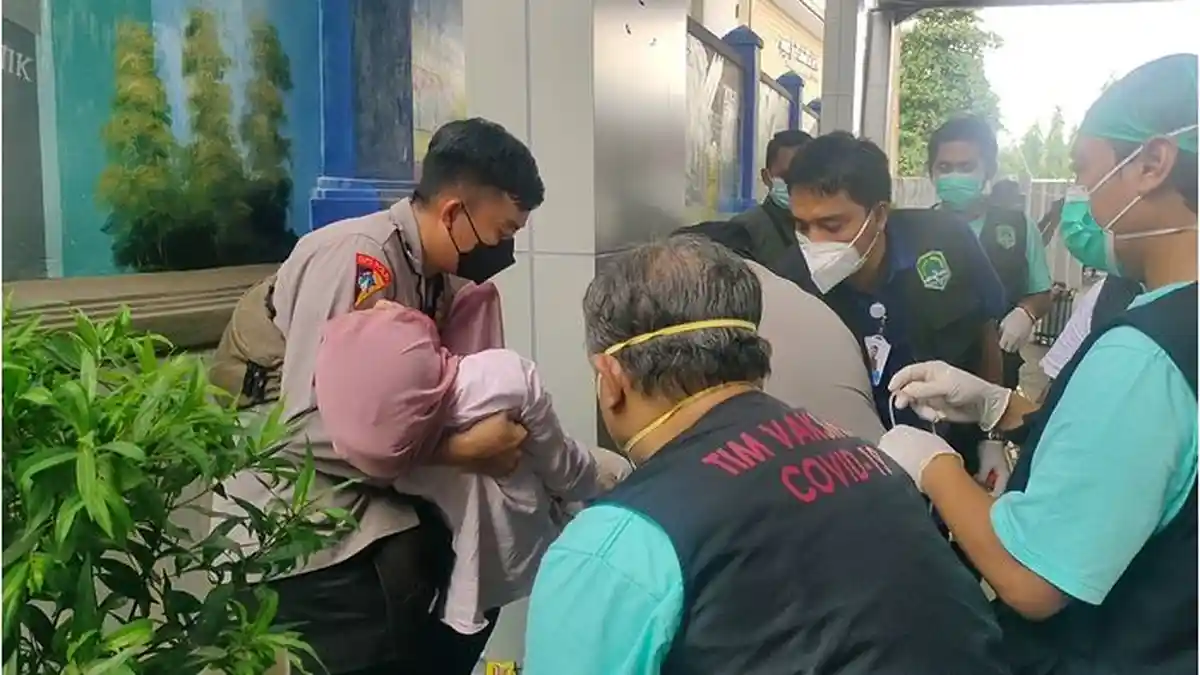 Seorang Gadis Cantik Pingsan Setelah Divaksin Covid-19 di Majalengka