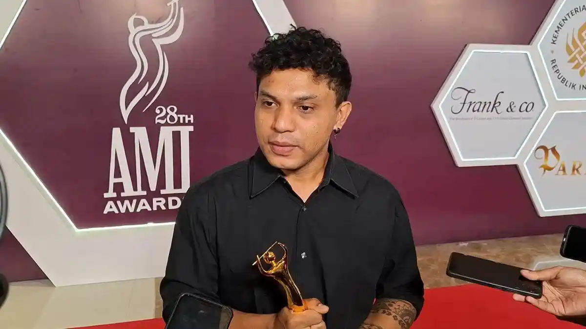 Berkat Lagu 'Tabola Bale', Suprianus Bhuka Bawa Pulang Piala AMI Awards 2025