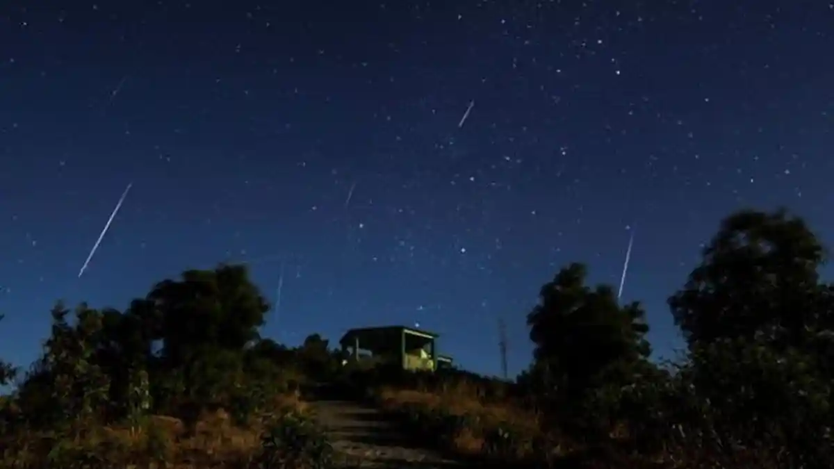VIRAL Penampakan Lintang Kemukus Bersinar Terang di Langit, Fenomena Hujan Meteor, Lihat Potretnya