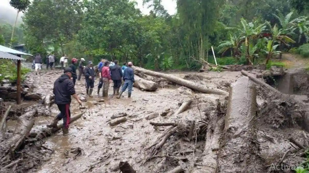 Nenek dan Cucu Sedang Duduk di Teras Tewas Setelah Terseret Banjir Bandang Sejauh 1 Kilometer