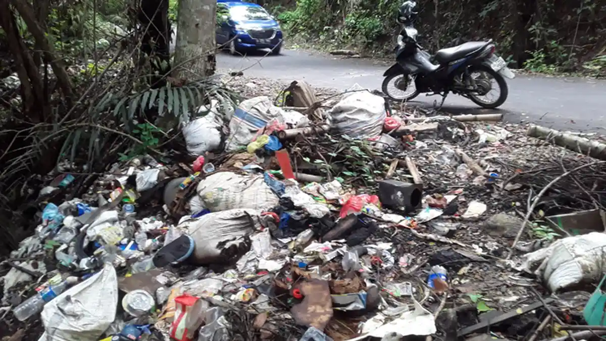 Astaga! Sampah Menumpuk dan Berserakan di Beberapa Titik Jalan Labuan Bajo Terang
