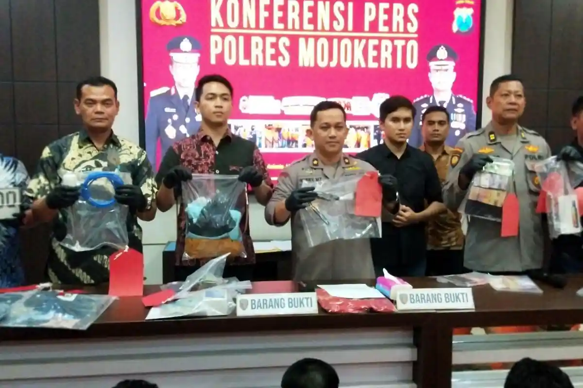 Aksinya Terekam CCTV di Gudang Ngoro Mojokerto, Maling Ditangkap dengan BB Kawat Tembaga 25 Kg