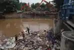 Sampah Menumpuk di Pintu Air Manggarai Pasca Banjir