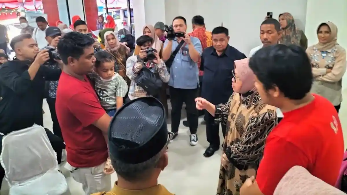 Kunker Kedua Kalinya ke Ternate, Mensos Risma Pantau Operasi Katarak Gratis