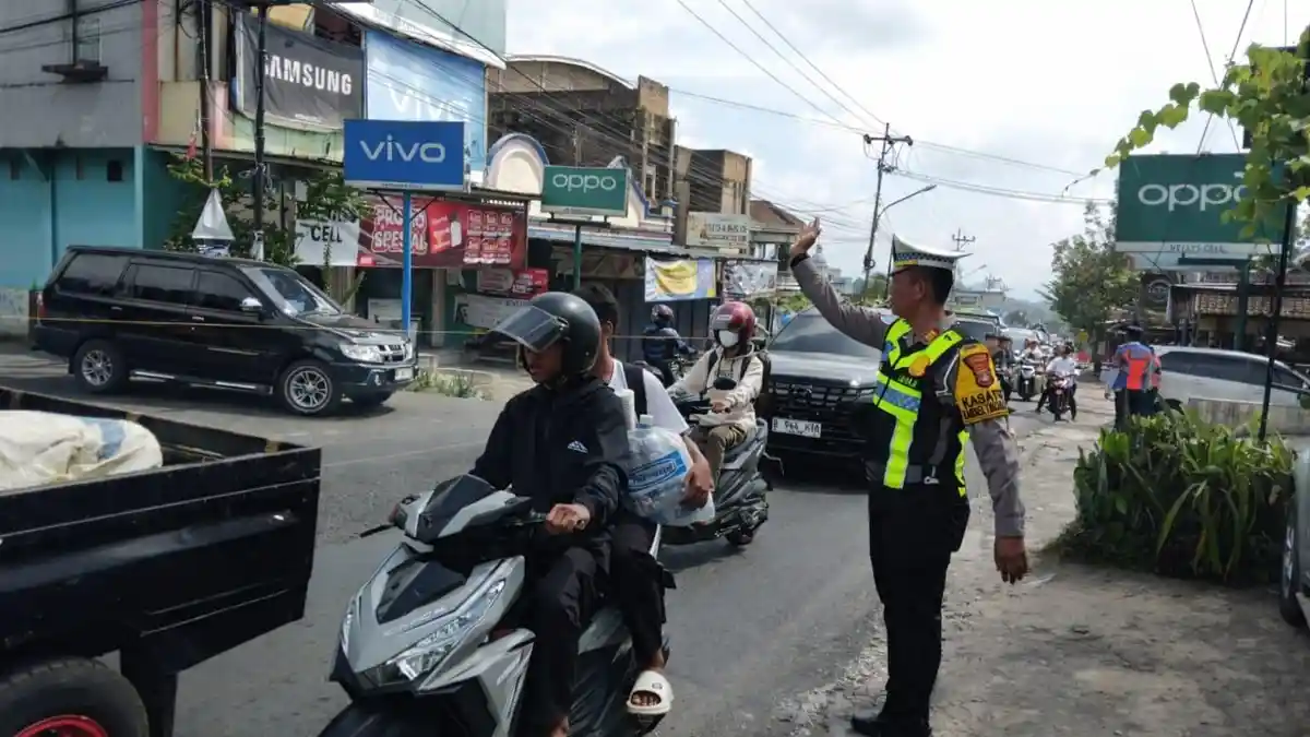 Polres Tanggamus Pasang Traffic Cone Atasi Kemacetan di Gisting