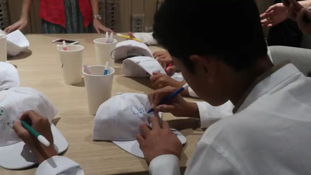 35 Anak Panti Asuhan Ini Antusias Belajar Doodle Art dengan Media Topi