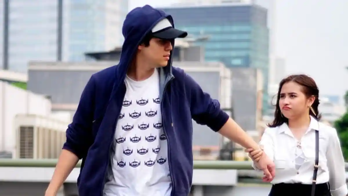 BERITA TERPOPULER - Reaksi Prilly Latuconsina saat Ditanya Kabar Putusnya dengan Maxime Bouttier