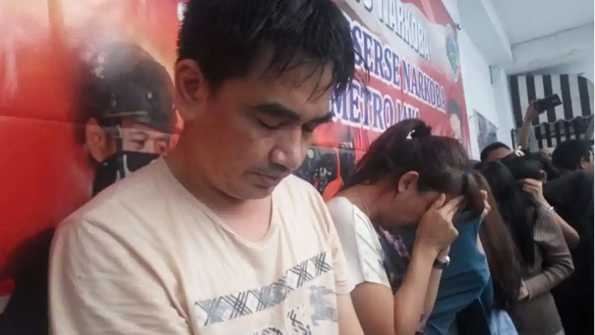 NEWS VIDEO:  Penampakan Pretty Asmara dan 7 Artis Lain yang Diciduk saat Pesta Narkoba