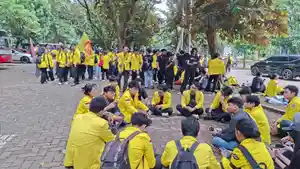 DEMO-BEM-Universitas-Indonesia-UI-bersiap-berangkat-ke-Mabes-Polri.jpg
