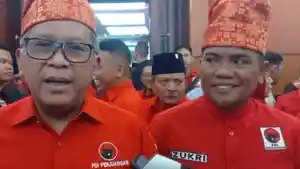 Hasto_Kristiyanto_dan_Zukri_Konferda_PDI_Perjuangan_Riau_22112025.jpg