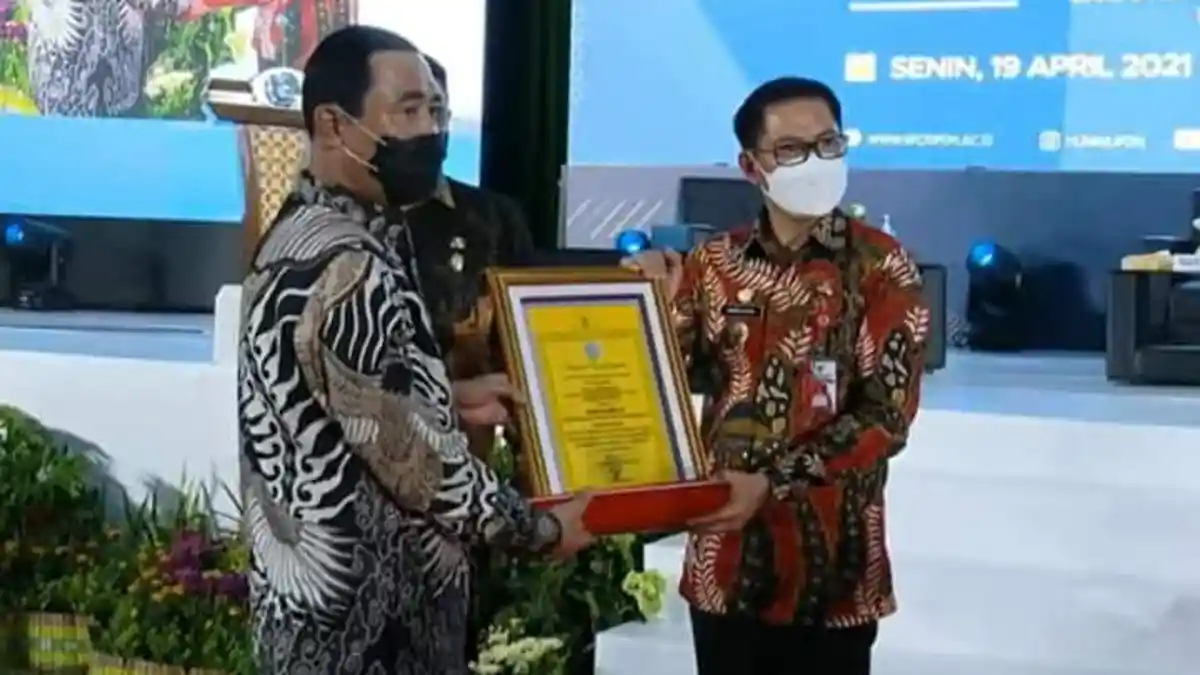 Bupati Minut Joune Ganda Dianugerahi Penghargaan Bintang Astha Brata
