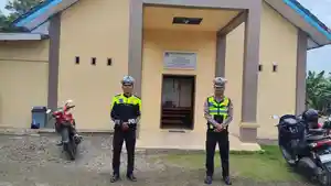 Polisi-saat-melakukan-pengamanan-di-area-Gereja-Toraja-Mamasa-Jemaat-Bukit-Zaitun-Tobadak.jpg