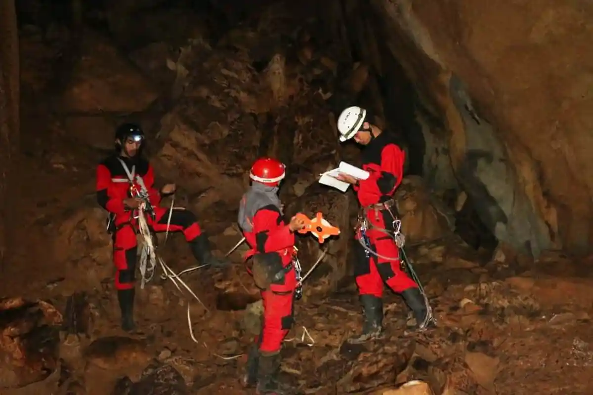 Ini Dia 'Raksasa' Penghuni Gua Terdalam di Pulau Borneo! Temuan Tim Susur Gua Mapala 09 FT Unhas - tim-ekspedisi-gua-iii-mapala-09-ft-unhas-yang-menelusur-perut-bumi-borneo-1.jpg