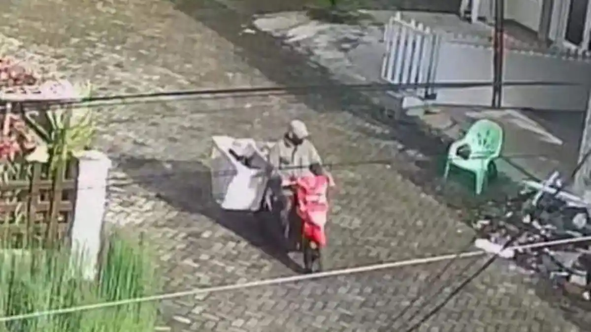 Maling Sepatu Beraksi, Terekam CCTV pakai Motor Modifikasi