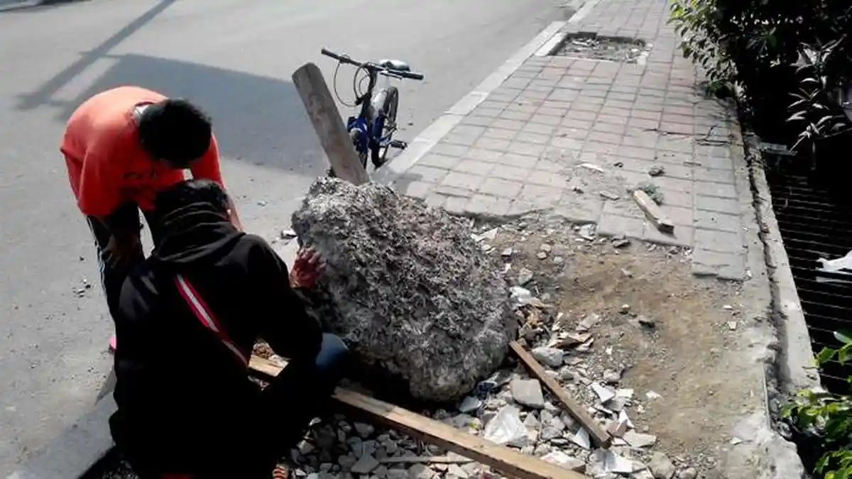 Batu Akik Jumbo di Trotoar Tomang Jadi Rebutan