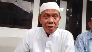 BERDUKA-CITA-KH-Muhammad-Husni-Paman-korban-saat-di-Ponpes-Miftahul-Ulum.jpg