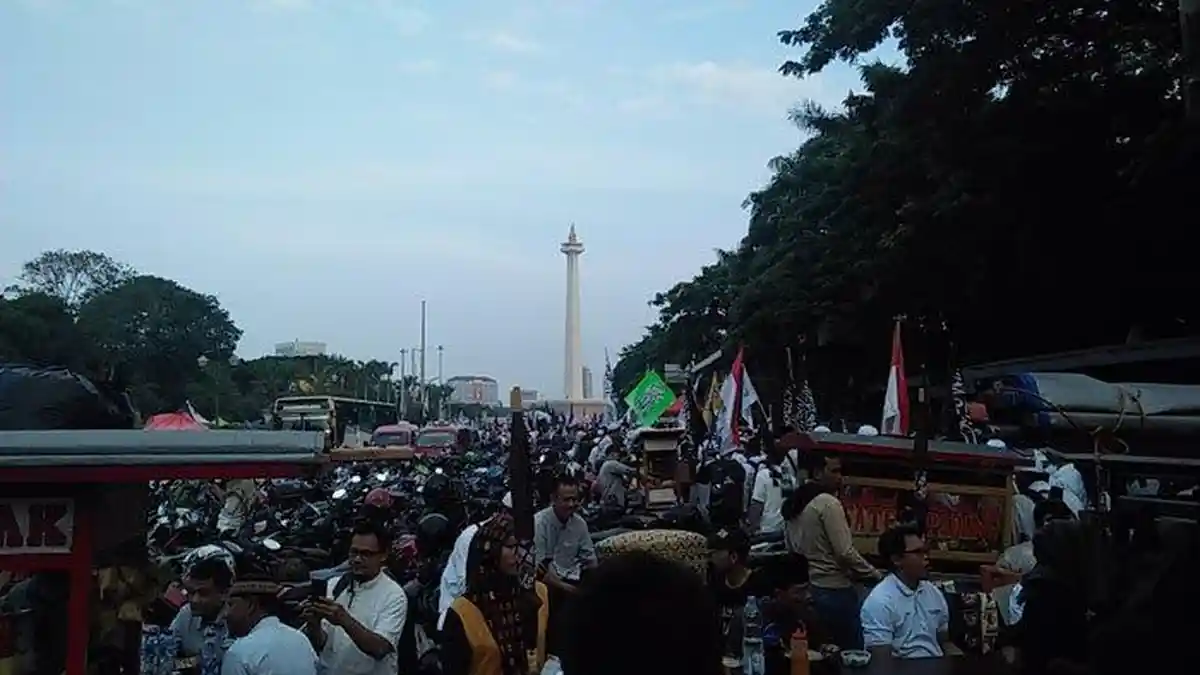 Aksi Reuni 212 di Monas Bak Lautan Manusia, Salawatan dan Doa Mengiringi Aksi Massa