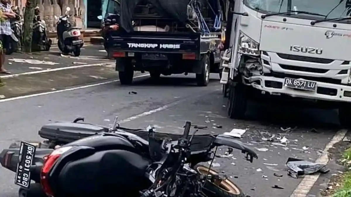 Laka Lantas Motor NMax vs Truk di Tegalalang Gianyar, Bule Tanpa Identitas Tak Sadarkan Diri