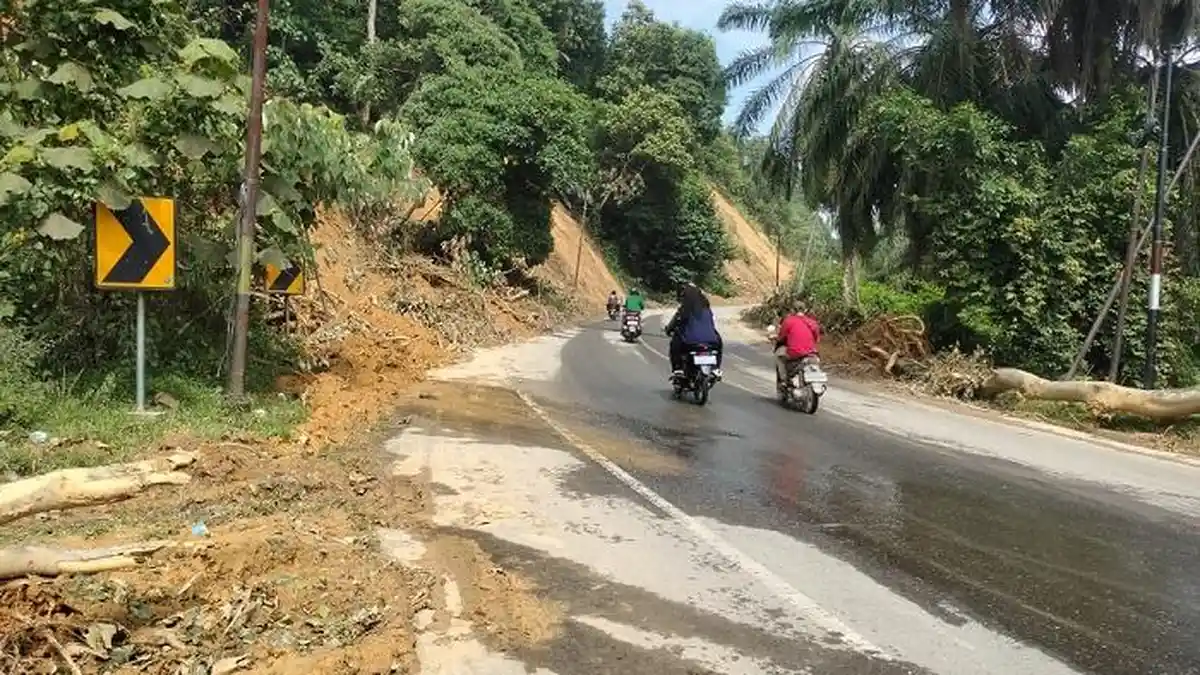 Sempat Lumpuh Tertimbun Longsor, Jalur Seumadam Kini Sudah Normal