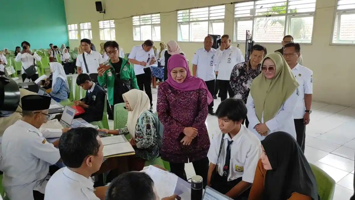 Datang ke Cerme, Gubernur Khofifah Pastikan Sistem SPMB SMK/SMN Negeri di Gresik Berjalan Aman