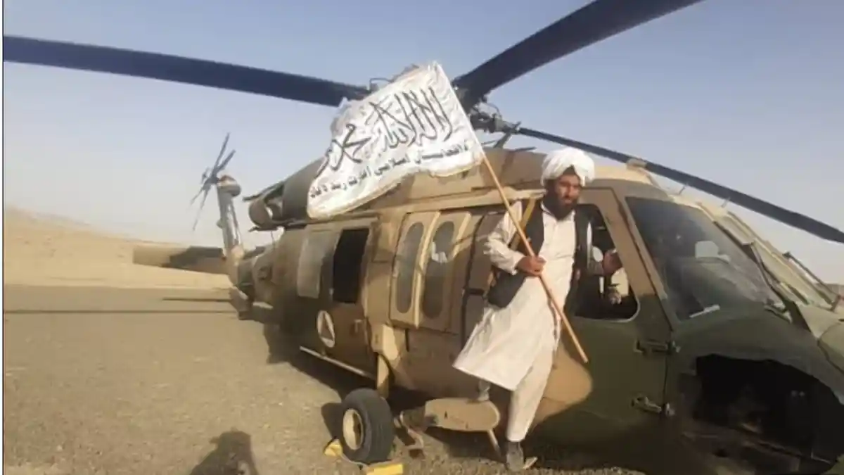 Video Taliban Kuasai Gudang Senjata Buatan AS & Operasikan Helikopter Black Hawk Beredar