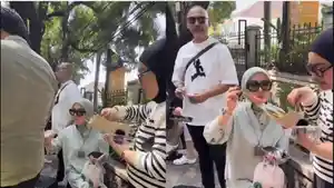 Momen-Syahrini-makan-di-pinggir-jalan-bersama-keluarganya.jpg