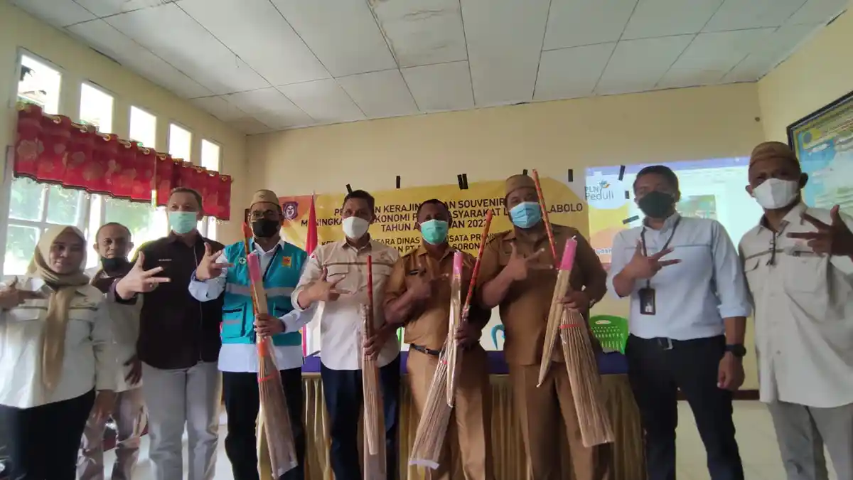 PLN UP3 Gorontalo Kucurkan Dana Rp 50 Juta ke Desa Tulabolo-Gorontalo